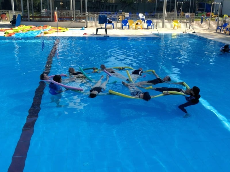 חוג התעמלות במים בקבוצה במהלך הבוקר